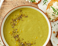 Velouté de courgettes origan, tartine de fromage aux herbes