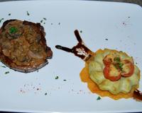 Tournedos sauce aux escargots et champignons, accompagné de son "escargot de légumes" ( rosaces de pommes de terre chips, frittatas d'asperges vertes, tomates cerises…