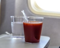 Pourquoi le jus de tomate est-il si populaire dans les avions ? Découvrez la raison surprenante