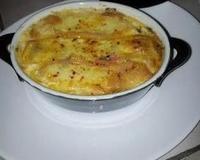 Epluchez les pommes de terre, lavez-les et essuyez-les.Détaillez-les en fines lamelles, puis faites-les dorer légèrement dans une grande poêle couper vos fromages en…