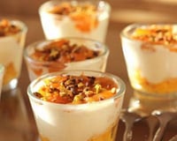 Tiramisu aux kakis, à la mangue et ses éclats de pistaches torréfiées