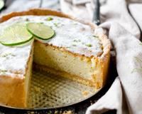 La tarte au riz est une recette traditionnelle Belge, préparée habituellement avec une pâte levée. Voici une version avec une pâte sablée et parfumée au citron vert.