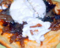 Tartelettes feuilletés aux oignons confits et chèvre frais