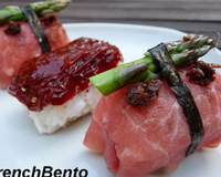 Sushi sans poisson au bœuf, asperges et tomates séchées