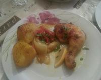 Un cuisse de poulet avec des patates bien dorées.
