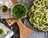 Cette recette de sauce au basilic plus légère que le pesto est parfaite pour l’été !