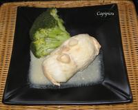 Un filet de cabillaud garni d'une farce au saumon, servi avec une petite sauce crème-gingembre.