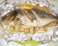 Dorade avec des pommes de terre.