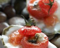 Petite tomate farcie d'huître et de cœur de kiwi en fragile gelée façon Bloody Mary à l'eau d'huître et de tomate, concassée de pulpe verte de kiwi.