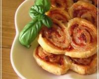 Des petits palmiers détournés pour l'apéritif, garnis de sauce tomate et de basilic frais ciselé.