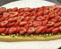 Une belle tarte de saison aux fraises et à la pistache.