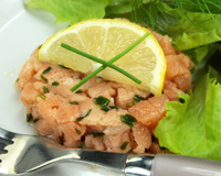 Tartare de pavés de saumon frais, câpres, échalotes et ciboulette