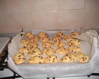 Des petits cookies moelleux à la noix de coco et aux pépites de chocolat.