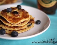 Pancakes aux flocons d'avoine, cottage cheese et myrtilles
