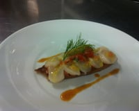 Carpaccio de St-Jacques sur son croustini de tartare de tomate