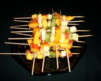 Brochettes de fruit et fromage à pâte durs( type mimolette, gouda).