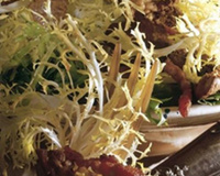 Salade de foies de volaille et lardons et sa sauce vinaigrette