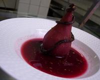 poires pochées avec une sauce au vin rouge épicée et sucrée qui devient effervescente au dernier moment et reste petillante a la dégustation