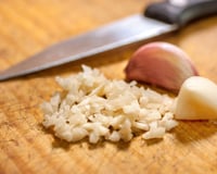 Comment retirer l’odeur de l’ail sur une planche à découper en bois ?