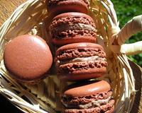 Voici les macarons préférés de mes enfants et mon mari! Au chocolat bien sûr, mais différents de la ganache classique. La crème…
