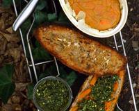 Une recette 100% pour la planète, et 1000% pour les papilles !!!
Une recette vegan et sans aucune perte!!! De bonnes carottes, avec les fanes, des fruits secs, des agrumes,…