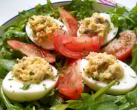 Œufs mimosa aux anchois sur leur nid de roquette