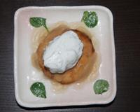 Un sorbet de roquefort Papillon accompagne une gelée de jus de poire. Le tout est déposé sur un sablé aux noix et accompagné de feuilles de mâche croquantes saupoudrées…