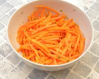 La couleur de cette salade de carottes est extraordinaire. Tout le monde m'a demandé ou j'avais acheté mes carottes, alors que c'était des carottes tout à fait ordinaires,…