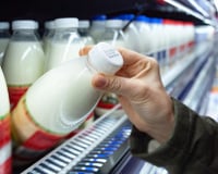 Pourquoi certaines molécules cancérogènes se retrouvent dans notre lait y compris le lait maternel ? Une étude fait le point