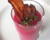 Soupe de betterave au Kiri et craquant de lard