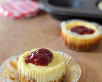 Des petits cheesecakes customisés à la confiture de framboises Bonne Maman, pour un délicieux goûter.Une recette proposée par Valérie du blog 'Marcia'Tack'.