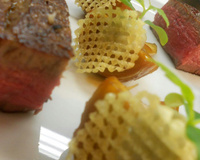 Dos de saumon à l'unilatérale, risotto fondant, julienne de poireaux et concassée de tomates provençales