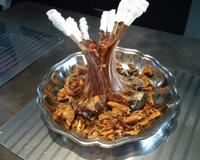 Faire une couronne avec des cotelettes d'agneaux, pour la sauce faire revenir des girolles dans du beurre et ensuite mettre un pot de boursin aux trois poivres rectifier…