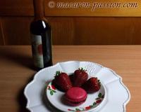 Un macaron qui allie la fraîcheur de la fraise au côté sirupeux de la préparation de vinaigre balsamique.