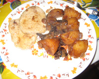 Steak de porc aux pommes de terre, raisins et pruneaux