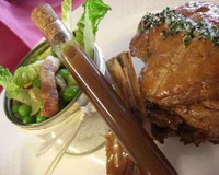 Grosse côte de porc épaisse au sautoir, boite de petits pois à la française et jus tradition.