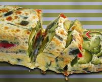 Terrine de courgettes et fines herbes avec une fine couche de poivron rouge.