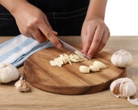 Ail, oignon, : le réflexe tout simple de ce chef pour enlever les odeurs tenaces sur vos mains