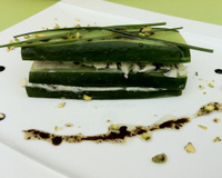 Millefeuille de concombre, roquefort écrasé et pistaches concassée