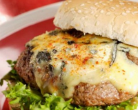 La surprenante rencontre entre l'Amérique et deux appellations d'origine française : L'espelette fourme burger est une recette du guide de cuisine Voyagez avec la fourme…