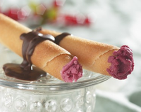 Toujours imitée, jamais égalée, la cigarette russe Delacre est l'incontournable complice des desserts glacés, chocolatés, vanillés, caramélisés, pralinés... tout lui…