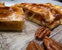 Pour 2013 j'ai choisi d'allier une crème légère d'amande, du caramel au beurre salé, des noix de pécan et des pommes pour la touche fruitée !