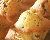 Vous avez des bananes trop mûres, essayez ces délicieux muffins banane chocolat! Dégustés tièdes au goûter ou au petit déjeuner, un régal!