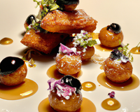 Les perles de vendange et foie gras sur beignets dorés