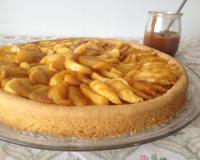 Une tarte aux pommes caramélisées, sur un sablé breton au beurre salé, garnie d'une sauce caramel au beurre salé. Le top, c"est d'accompagner cette tarte d une boule…