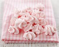 Des blancs en neige avec du sucre. Une merveille de simplicité pour vos petites meringues mais aussi pour servir de base au vacherin ou à la pavlova. 