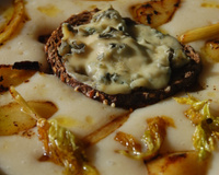 Soupe chou fleur / pomme de terre & pain noir au roquefort