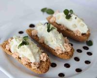 Tartine croquante à la crème fondante d'artichauts et tomates séchées au Saint Moret. Pure gourmandise pour ouvrir en beauté le repas, en toute simplicité.