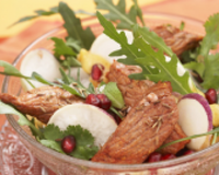 Exotico-gigot-presto : gigot d'agneau mariné dans un mélange tandoori sauté dans une salade aux saveurs puissantes de roquette, coriandre et menthe et navet, adoucie…