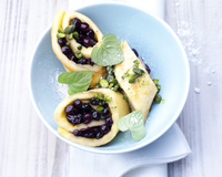 Rouleaux d'omelette sucrée aux myrtilles sauvages